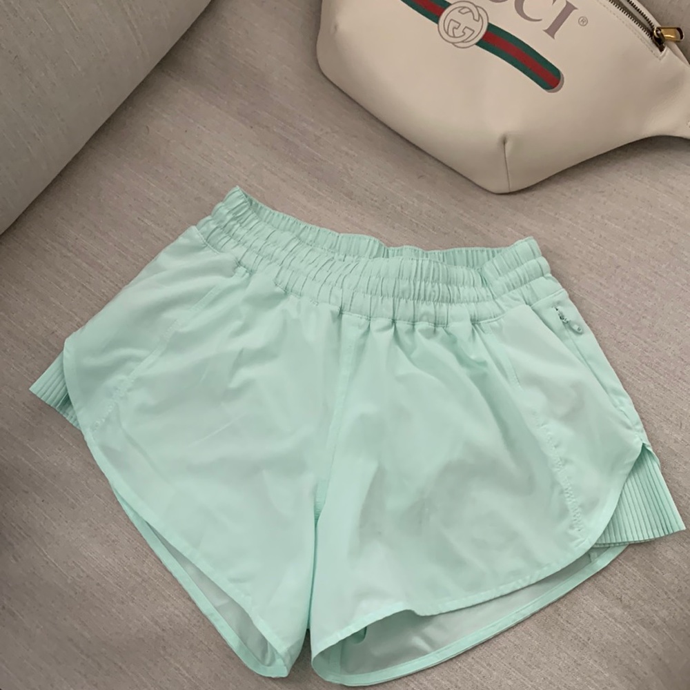 🛑SOLD🛑Lululemon Low-Rise Lined Short 2.5